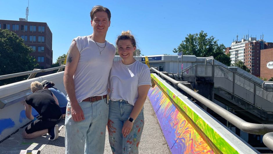 Ralf Schwinge und Kathi Lühr vor der bemalten Brücke. Foto: ein