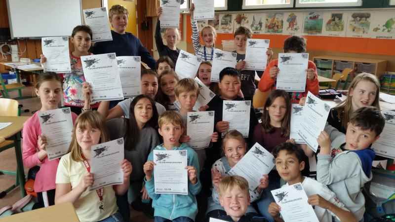 Freuen sich über den tollen Erfolg- Klasse 4d aus Marmstorf | Foto: ein