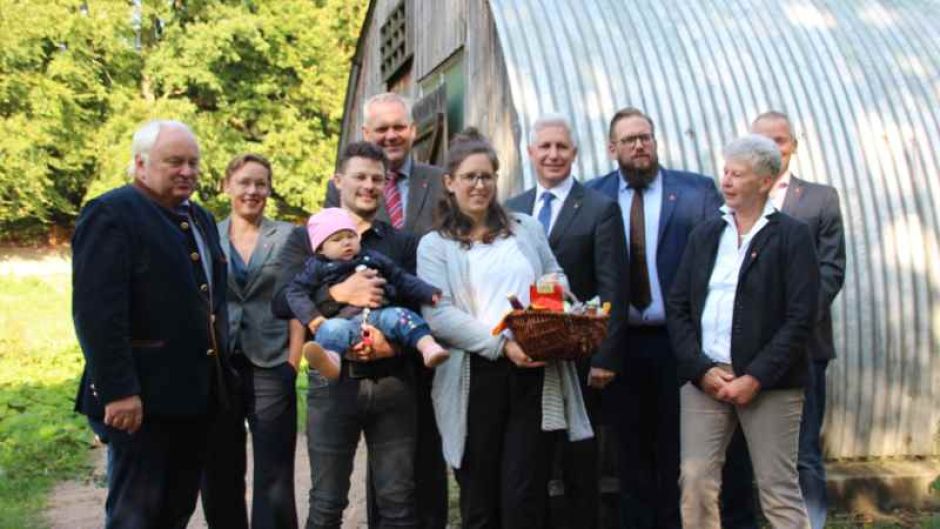 Begrüßung des 13.000. Mitglieds: Im Vordergrund Sascha und Tanja Hens aus Neugraben mit Tochter Greta. 13.000. Hinten: Heiner Schönecke (von links) Vorstandsvorsitzender des Fördervereins des Freilichtmuseums am Kiekeberg e. V., Carina Meyer, Kaufmännische Geschäftsführerin der Stiftung Freilichtmuseum am Kiekeberg Björn Thümler, Minister für Wissenschaft und Kultur in Niedersachsen, Landrat Rainer Rempe, Stefan Zimmermann, Museumsdirektor der Stiftung Freilichtmuseum am Kiekeberg, Rita Strauch, stellvertretende Vorstandsvorsitzende des Fördervereins des Freilichtmuseums am Kiekeberg e. V., und Maximilian Leroux, stellvertretender Stiftungsratsvorsitzender der Stiftung Freilichtmuseum. | Foto: ein