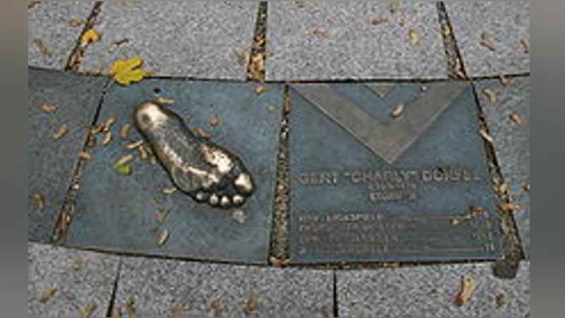Fußabdruck vonFußabdruck von "Charly" Dörfel auf dem "walk of fame" vor dem Volksparkstadion. | Foto: ein auf dem "walk of fame" vor dem Volksparkstadion. | Foto: ein