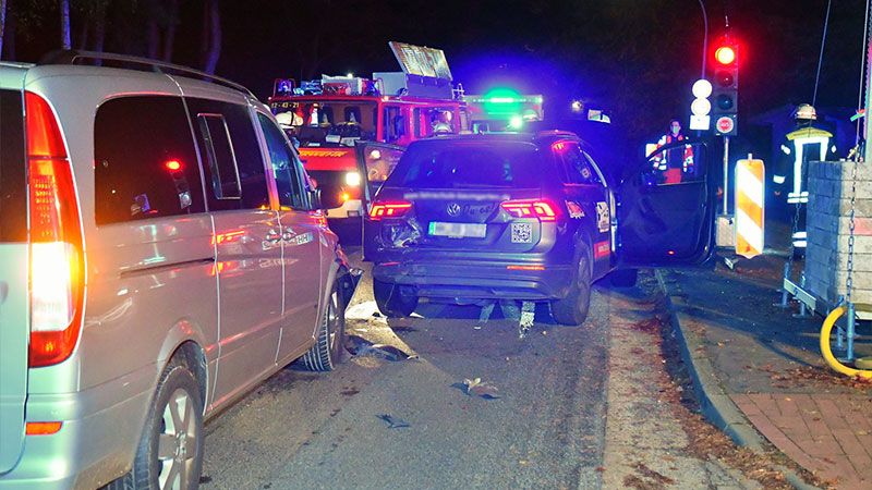 Ein Van fuhr am Dienstagabend bei der Baustellenampel in der Straße Emmetal in Ehestorf auf eine Fahrschule auf. | Foto: HamburgNews