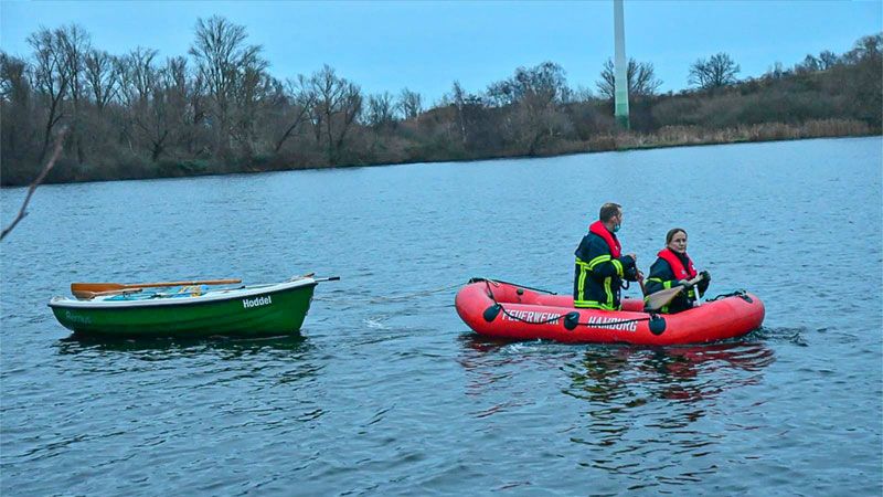 Die Feuerwehr bracht am Neuländer Baggerteich das Boot des verünglückten Anglers an Land. | Foto: HamburgNews