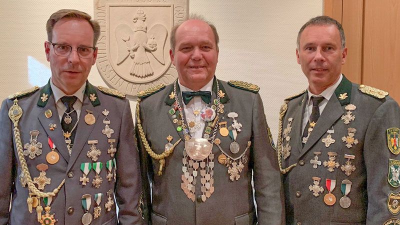 Volker Nützel (von rechts, Sportleiter SV Elstorf), Rolf Hinze (Gemeindekönig Neu Wulmstorf), Mirco Meyer (Schützenpräsident SV Elstorf). | Foto: Rainer Oliver Westphal