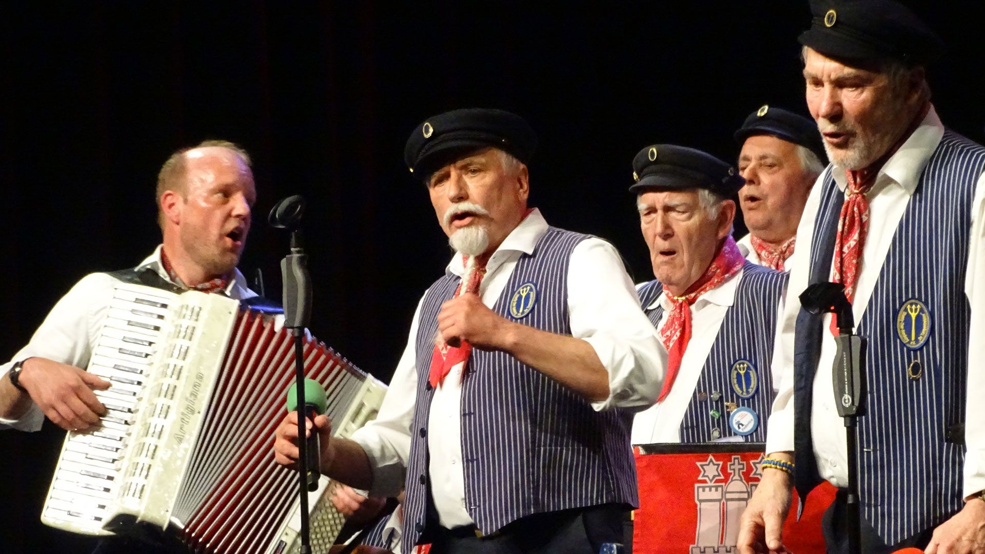 Die tolle Stimmung auf der Bühne der Buchholzer Empore beim Konzert des Harburger Shanty-Chors "De Tampentrekker" übertrug sich schnell ins begeisterte Publikum. | Foto: Ilka Teschner