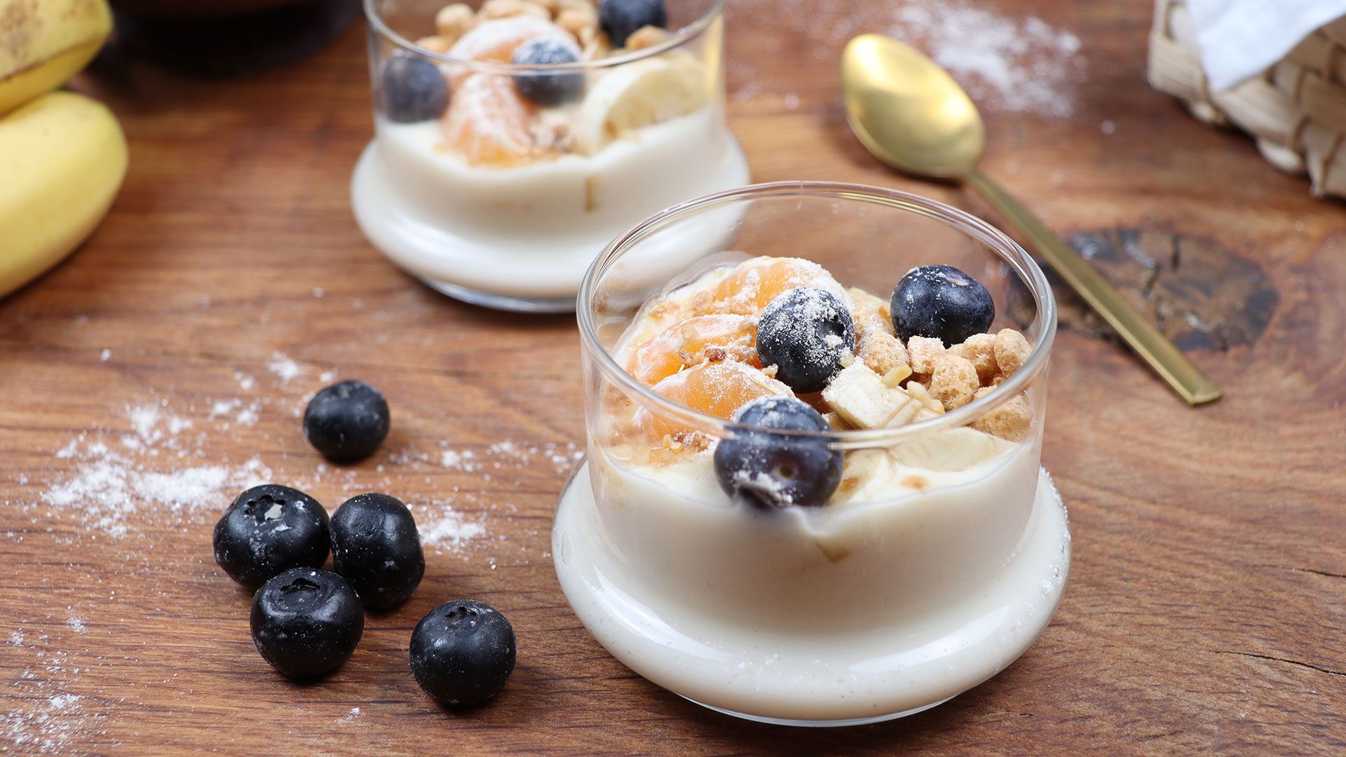 In unserem Artikel verrät Felicitas Prenzel von feegan ein leckeres Rezept für vegane Kokoscreme auf Frucht mit Crunchy-Müsli. | Foto: ein