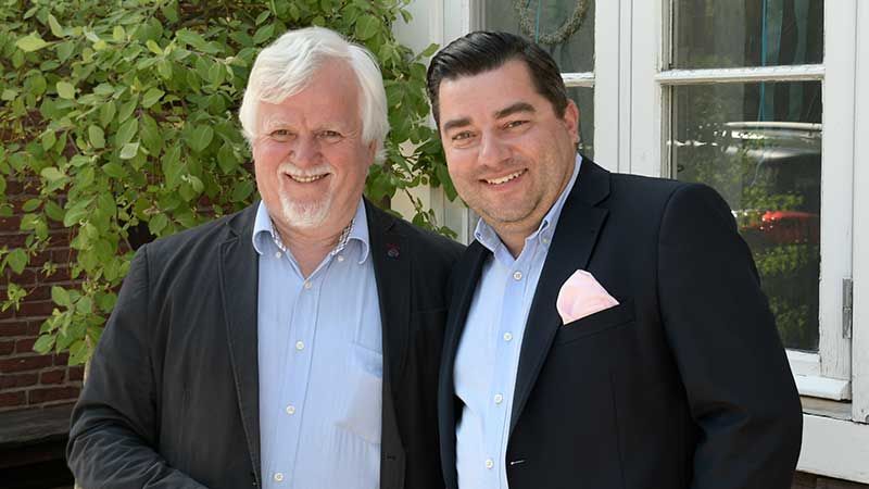 Uwe Schneider (rechts) übernahm am 1. Juni vom langjährigen Kreisvorsitzenden der CDU, Ralf-Dieter Fischer, die Leitung der Harburger Christdemokraten. | Foto: Niels Kreller