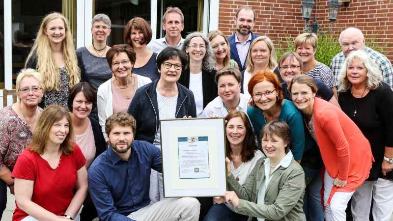 Alle freuen sich über die Zertifizierung der Kreisvolkshochschule Landkreis Harburg. | Foto: ein