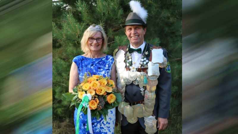 Schützenkönig Peter Hinze jun. mit seiner Königin Irmtraud Peter. | Foto: ein