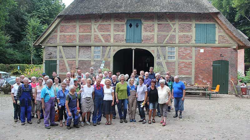 Einige der Mühlenretter vor dem Haupthaus des Denkmalensembles, | Foto: Verein Wassermühle Karoxbostel
