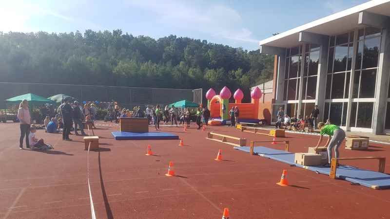 Der Parcours der Kinder-Olympiade auf der Sportanlage am Opferberg. | Foto: ein