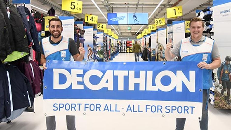 Gracjan Rybicki (rechts) und Mateo Arditi freuen sich im neuen DECATHLON-Store in Harburg auf die sportbegeisterten Kunden.