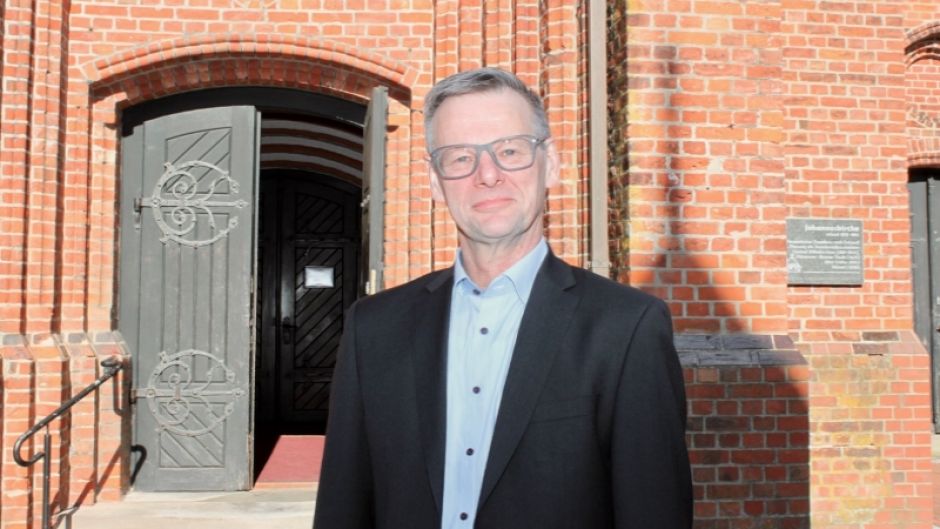 Rolf Adler vor der Tostedter Johanneskirche. Aber der Abend findet im Gemeindehaus statt. | Foto: ein