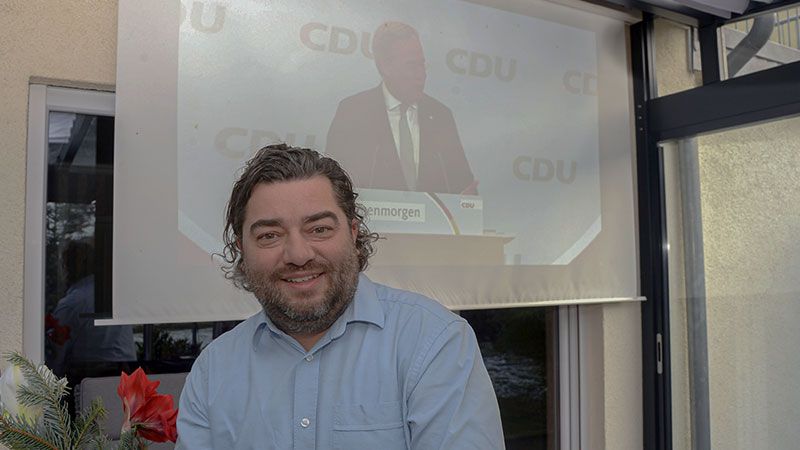 Uwe Schneider, Bundesdelegierter und Vorsitzender der CDU Harburg, nahm via Beamer und Leinwand aus seinem Wintergarten in Eißendorf am Bundesparteitag der CDU teil. | Foto: NIels Kreller