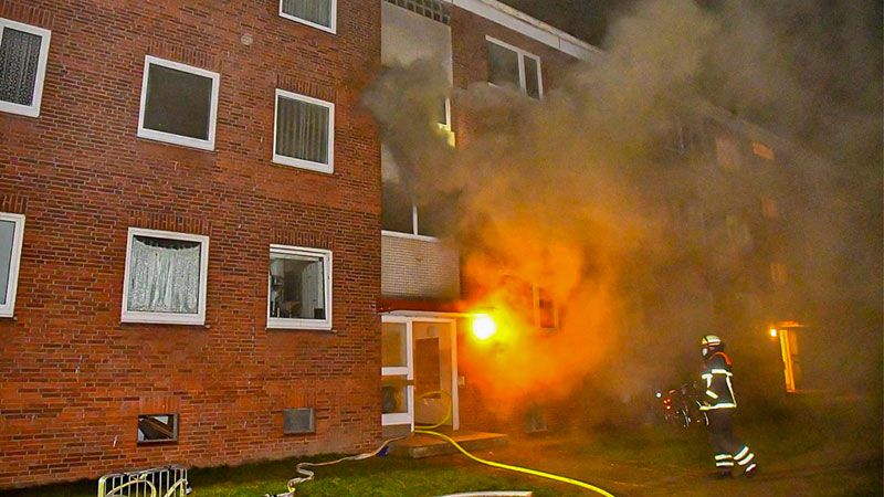 Bei einem Wohnunhsbrand kam am Samstagabend in Neuenfelde ein Mann ums Leben. | Foto: HamburgNews