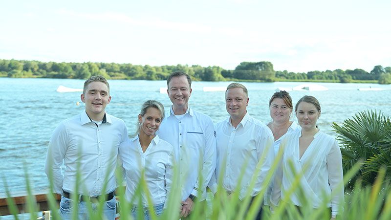 Marian Hansen (2.v.L.) und sein Team freuen sich, dass der Eisvogel, das Restaurant am Neuländer See, endlich ganzjährig geöffnet hat.