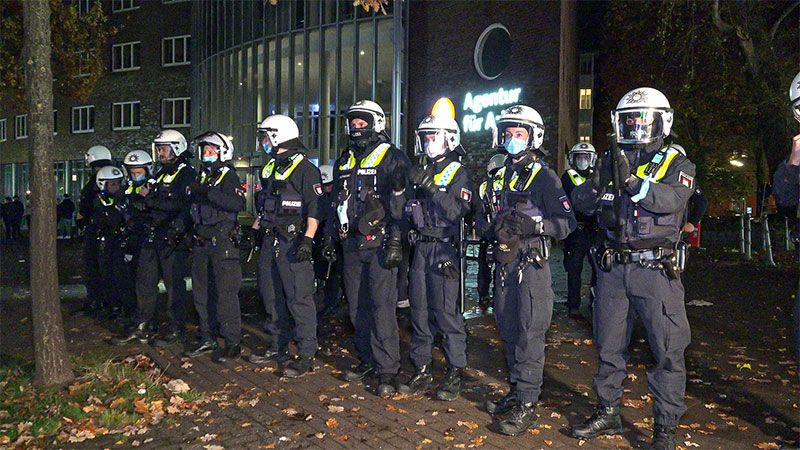 Polizeikräfte riegelten die Agentur für Arbeit am Harburger Ring ab, als rund 150 Jugendliche am Halloweenabend randalierten und Eier auf Busse und Häuser warfen. | Foto: HamburgNews