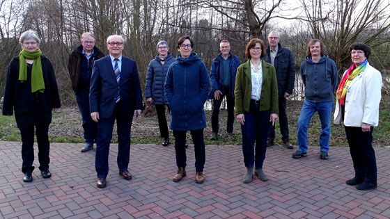 Mitglieder des Kuratoriums (K) und Vorstands (V): Elisabeth Bischoff (von links, K), Rudolf Meyer (K), Rainer Böttcher (V-Vorsitzender), Christina Bordt (V), Dr. Kathleen Schwerdtner Manez (K-Vorsitzende), Detlef Gumz (V), Anke Grabe (K), Willy Isermann (K),  Andreas Rakowski (K), Christa Beyer (K). Es fehlen Josef Nießen (K-Vertreter Landrat), Norbert Leben  (K), Hans Brackelmann (V). | Foto: NLH.bö