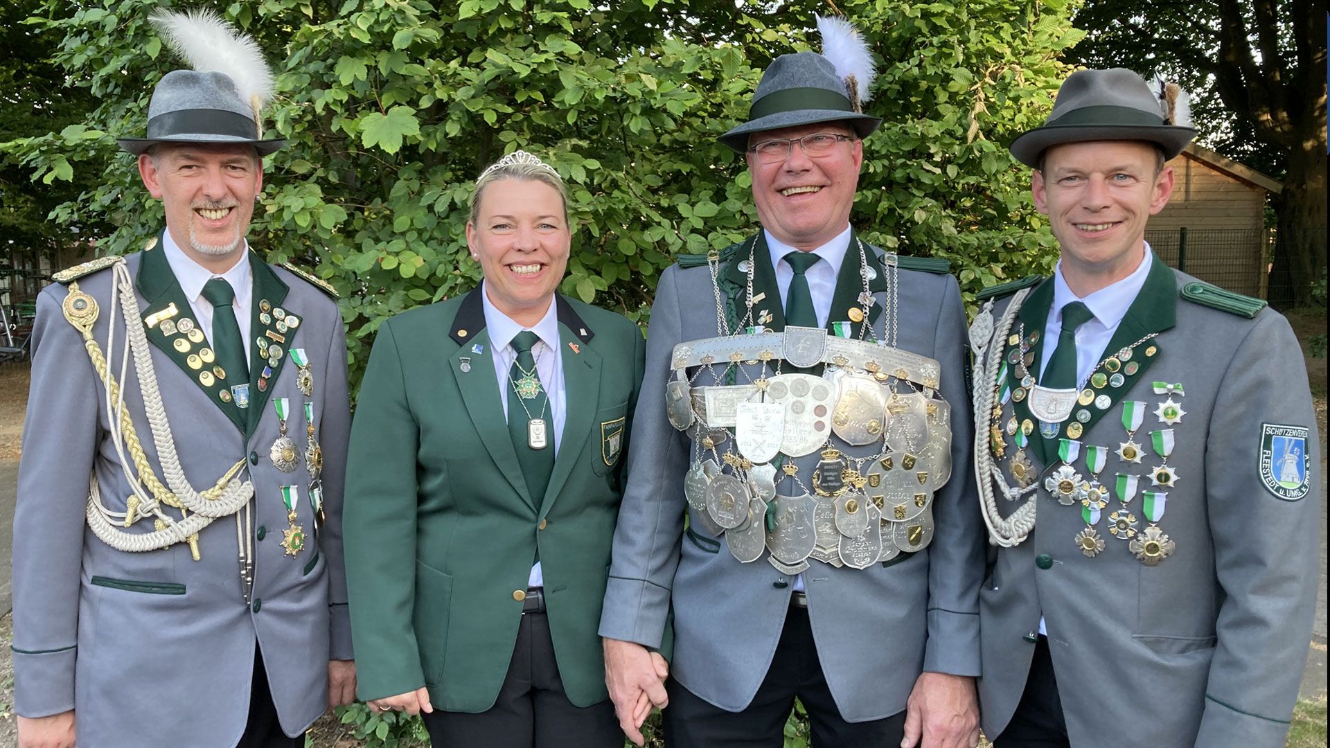 Das Königspaar Lars “der Weltenbummler” und Janina Delissen mit den Adjutanten Carsten Brockmann (links) und Nico Heitmann. | Foto: SV Fleestedt