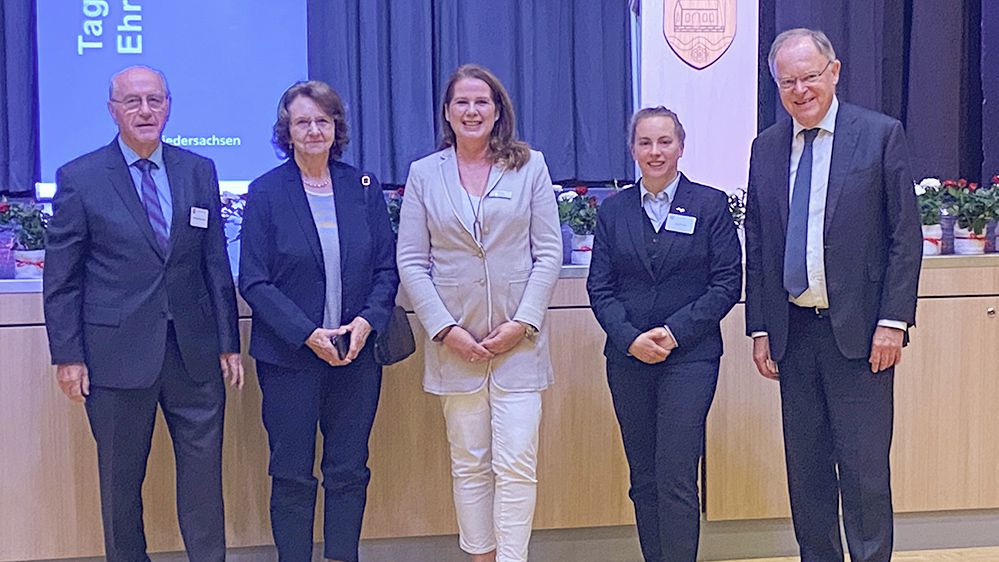 Alfred Elsner zusammen mit seiner Frau Edeltraud Elsner, Seevetals Ehrenamtsbeauftragte Sabine Strate, Julia Welsch und Niedersachsens Ministerpräsident Stephan Weil. | Foto: Gemeinde Seevetal