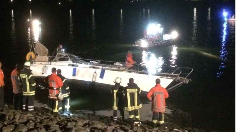 Kräfte von mehreren Feuerwehren waren bei der Bootshavarie bei Fliegenberg im Einsatz. Sie sicherten das verunglückte Segelboot. | Foto: ein