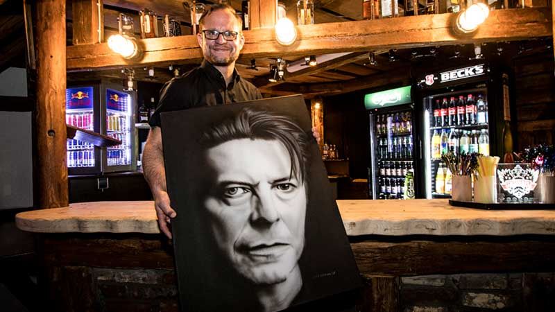 Freudenhaus-Betreiber Hendrik Teetz freut sich auf die Eröffnung des neuen Musikzimmers am Samstag. Er wird dann auch selbst hinter dem Tresen stehen und gleichzeitig auflegen. | Foto: Niels Kreller