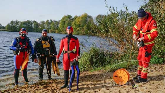 Gute Zusammenarbeit des Fischereivereins Meckelfeld-Glüsingen, der Feuerwehr und der DLRG: Pulvermühlenteich entrümpelt. | Foto: ein