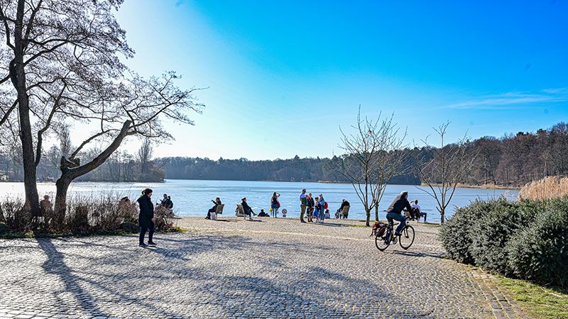 Am vergangenen Wochenende genossen viele das gute und warme Wetter im Harburger Stadtpark an der Außenmühle. Ab morgen gilt dort eine Maskenpflicht. | Foto: NIels Kreller