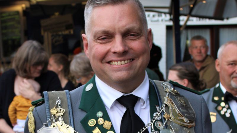 Hermann Marquard, jun. ist neuer Schützenkönig 2022 / 2023 im Schützenverein Rönneburg. Er hat den Beinnamen “Der Frühaufsteher” erhalten. | Foto: ein