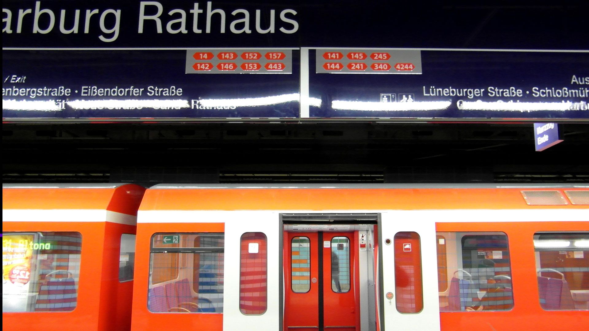 Zu Weihnachten und zum Jahreswechsel gibt es Sonderfahrpläne für die S3/S31. | Foto: By Ingolf from Berlin , Deutschland - Harburg Rathaus - Hamburg - S-Bahn, CC BY-SA 2.0, https://commons.wikimedia.org/w/index.php?curid=31991324