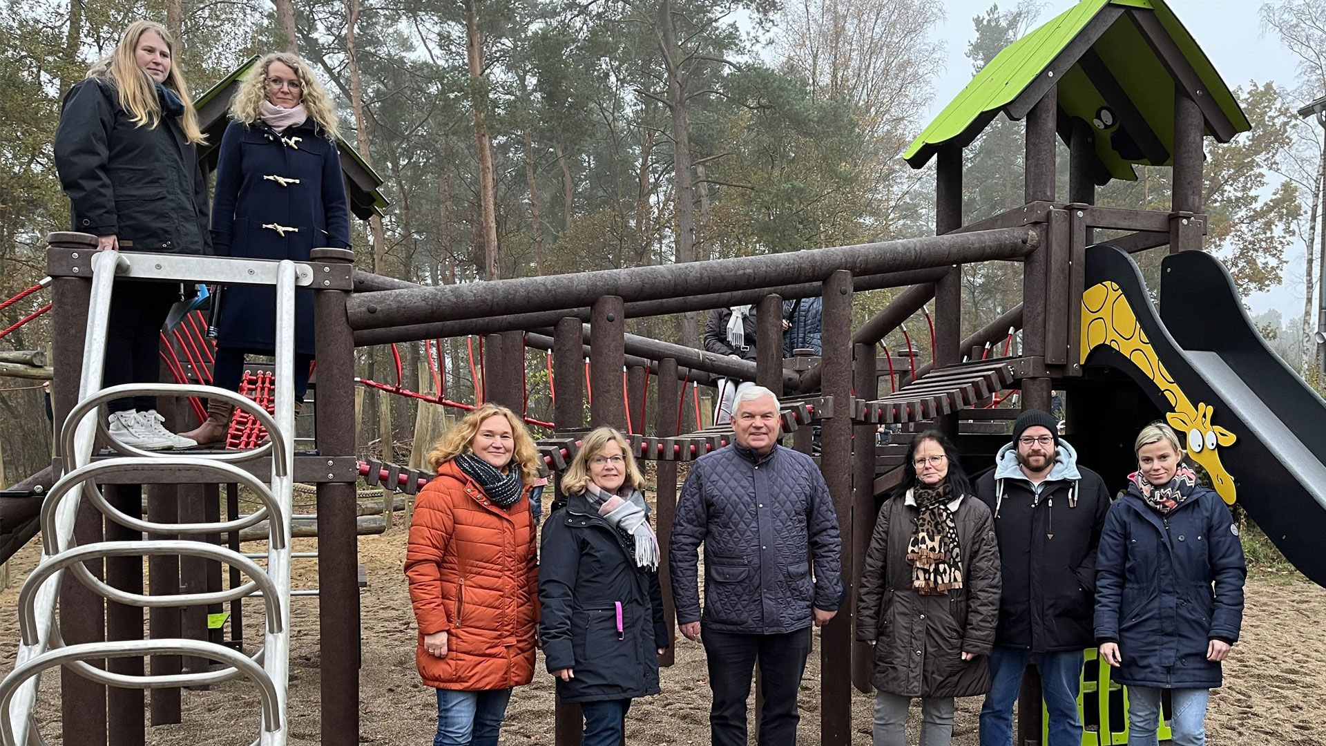 Freuen sich über das neue Klettergerüst: die Lehrerinnen Annkathrin Gehricke, Lena Krenz und Ulrike Wrobinski, Birgit Kirsch von der Ganztagsbetreuung, Ramelslohs Ortsbürgermeister Dr. Norbert Wilezich, Birte David und Jan Süßlack von der Schulabteilung der Gemeinde Seevetal und Sissy Wolter, Vorsitzende des Schulvereins (v.l.). | Foto: ein