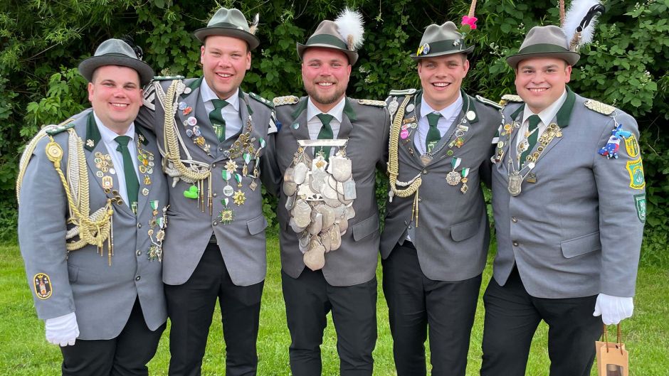 „Hofdame“ Nils von Holt, Adjutant Peter Raeker, König Max Krause „der Unverhoffte“, Adjutant Moritz Block und Spieß Phil Stockhausen. Fotos: Schützenverein Emsen-Langenrehm