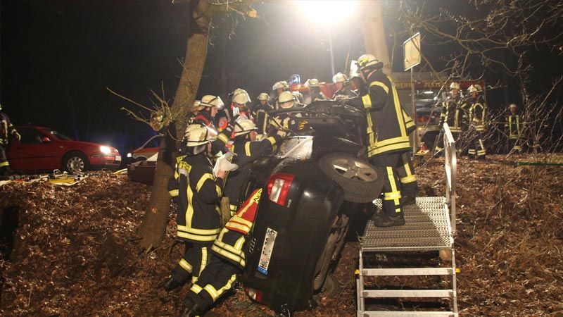 Drei Schwerverletzte forderte dieser schwere Verkehrsunfall in Jesteburg. Die Feuerwehr befreite drei eingeklemmte Personen. | Foto: ein