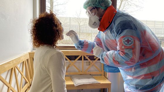 Das DRK Hamburg-Harburg unterstützt mit Abstrichen bei Corona-Verdachtsfällen (Foto), vermittelt Nachbarschaftshilfe, macht Online-Angebote für Familien, hält die Obdachlosenhilfe aufrecht und vieles mehr. | Foto: DRK Harburg