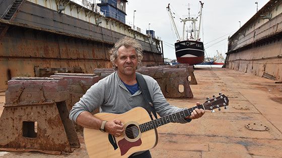 Hafenbarde Werner Pfeifer tritt am Samstag in seiner Fischhalle auf. | Foto: Ein