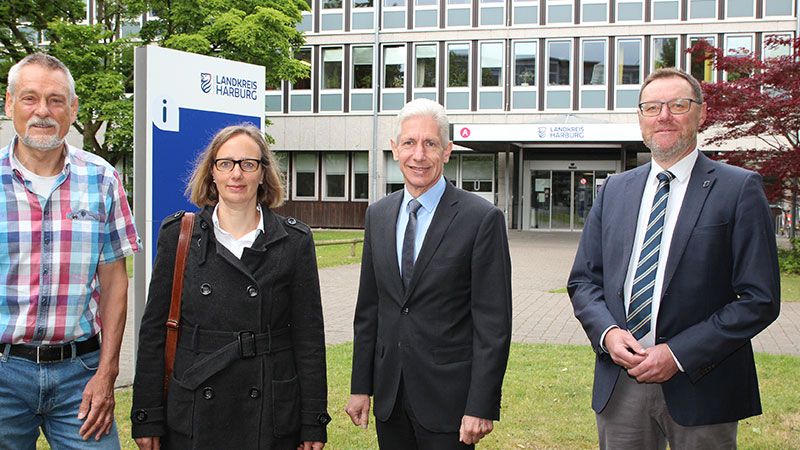 Die neue Naturschutzbeauftragte Anette Wölper begrüßen (von links) Detlef Gumz, Leiter der Abteilung Naturschutz, Landrat Rainer Rempe und Kreisrat Josef Nießen. | Foto: Landkreis Harburg