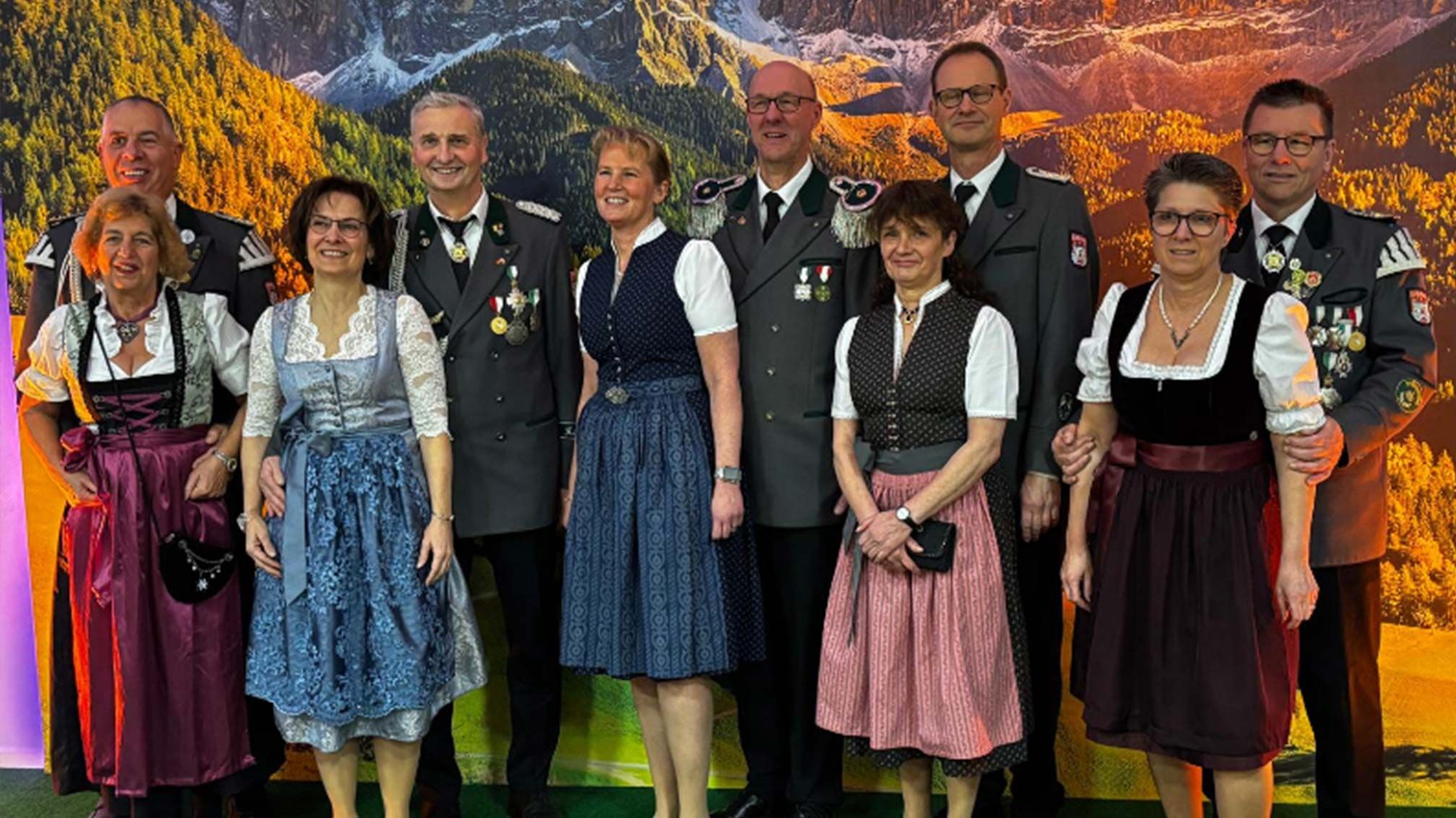 Die Jesteburger Königscrew: Angela Hahlbohm (vorn, von links), Manuela Versemann, Patricia Meyer, Annegret Enk, Bettina Radloff.  Hinten: Jörg Hahlbohm (von links), Bernd Versemann, König Torsten Lange, Klaus von Bestenbostel und Rainer Radloff. Foto SV Jesteburg