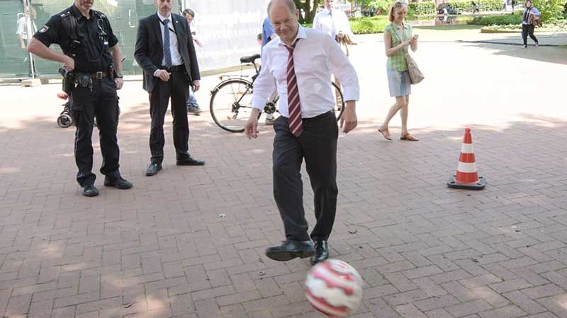 Trotz Eile nahm sich Bürgermeister Olaf Scholz die Zeit, ein paar Bälle auf die Torwand der Harburger Fußball-Altherrenauswahl zu kicken. | Foto: Niels Kreller