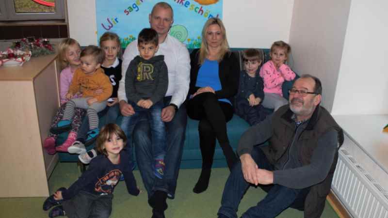 Testen das neue Sofa gleich aus: Stephan Jochens (von links) von „mein Wohnstudio“, Rebecca Schäfer und Bernd Bode, beide vom GewerbevereinHittfeld e.V., inmitten der Kinder aus der DRK-Kita Hittfeld Am Redder. | Foto: ein