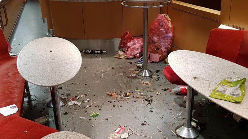 Das durch Fußballfans verschmutztes Bistro des ICE. | Foto: ein