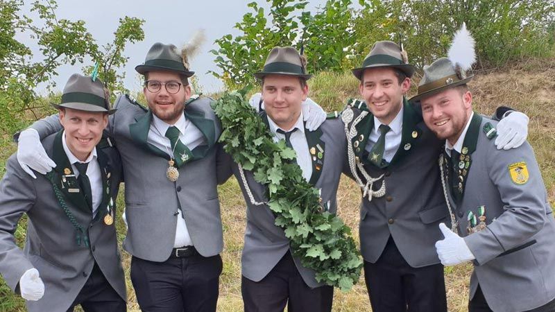 Neuer und sehr junger König des Schützenvereins Nenndorf ist Tim Stockhaus , hier mit seinen Adjutanten sind Hendrik Lühmann, Christoph Schulz, Frederik Stadtler und Nils Heyne. | Foto: ein