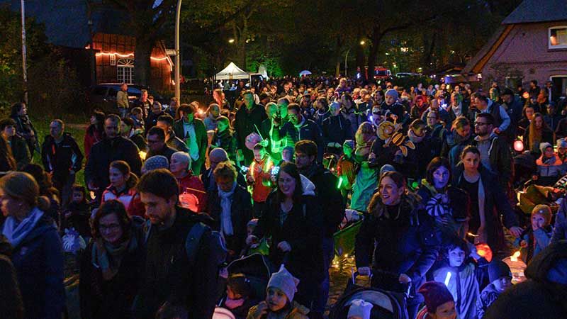 Rund 3.500 Besucher kamen in diesem Jahr zum Marmstorfer Laternenumzug. | Foto: Niels Kreller