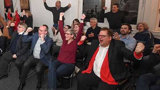 Den größten Jubel gab es bei den Genossen im Herbert-Wehner-Haus gar nicht beim eigenen Ergebnis, sondern als um 18 Uhr der blaube Balken der AfD unter 5 Prozent blieb. | Foto: Niels Kreller