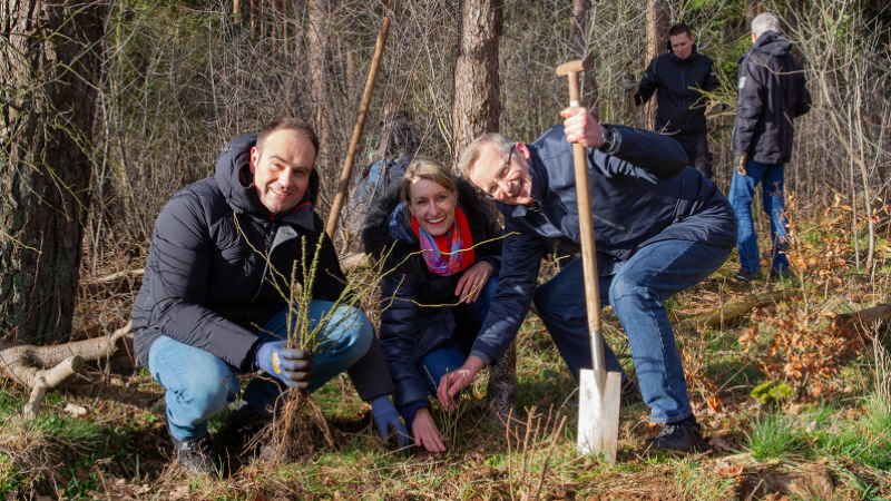 Krempelten gemeinsam mit rund 70 MitarbeiterInnen die Ärmel hoch: Die Vorstandsmitglieder der Volksbank Lüneburger Heide eG: Ulrich Stock (von links), Stefanie Salata und Gerd-Ulrich Cohrs. | Foto: ein