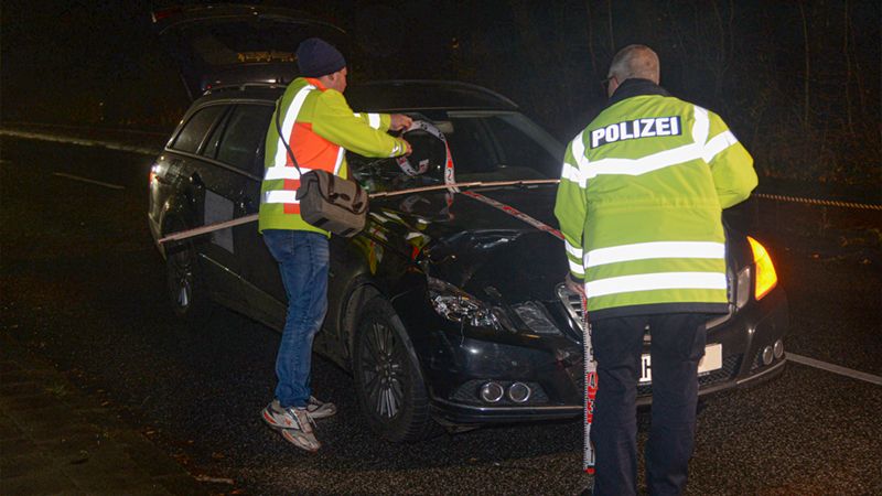 Sachverständige haben zur Unfallrekonstruktion die Unfallstelle vermessen. | Foto: ein
