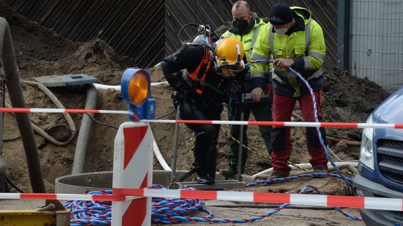 Ein Taucher musste den Blindgänger aus einem Schacht bergen. | Foto: HamburgNews