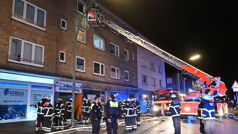 Noch während Orkan Zeynep auf seinen Höhepunkt zusteuerte, mussten die Feuerwehren in Harburg zu einem weiteren Großeinsatz ausrücken: Ein Keller stand in Flammen. | Foto: HamburgNews
