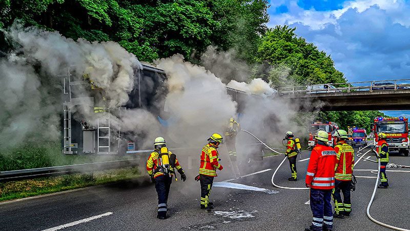 Dieser brennende Sattelauflieger erforderte am Dienstagvormittag einen landkreisübergreifenden Einsatz mehrerer Feuerwehren. | Foto: FF Maschen