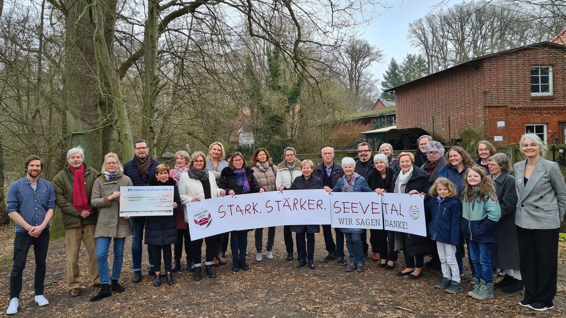 Der Verein Hilfe für krebskranke Kinder Seevetal spendete 115.000 Euro an das Kinderkrebs-Zentrum. | Foto: ein