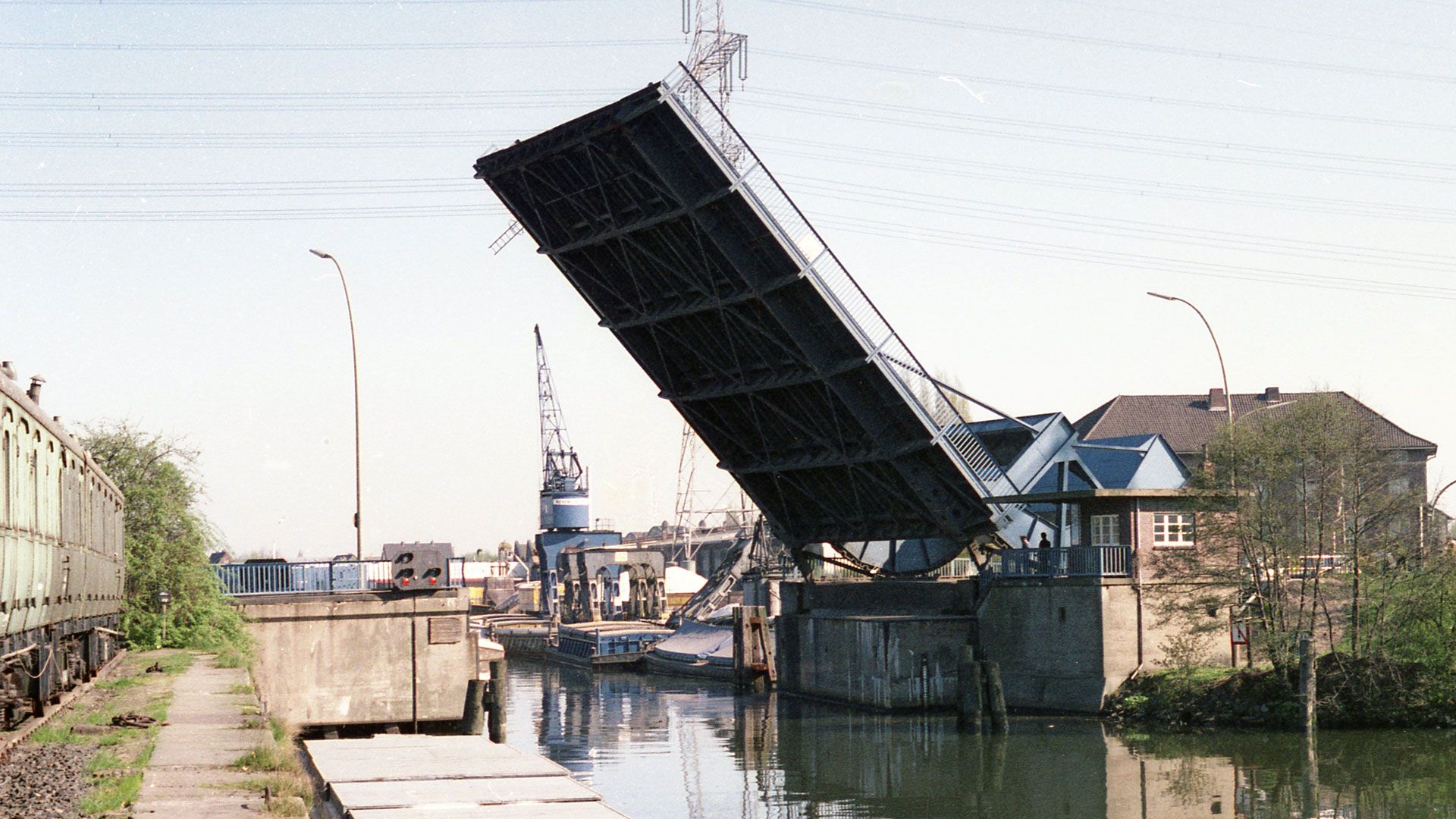 Auch an der alten Klappbrücke an der Nartenstraße führt der Rundgang vorbei. Das Foto entstand im Jahr 1981. | Foto: B Wiesmüller