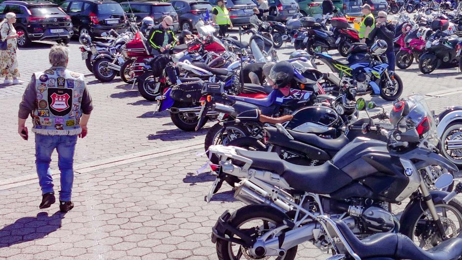 Immer ein Hingucker beim Nicostars Charity Ride: Die vielen Motorräder. Foto: Gisbert Vokrap